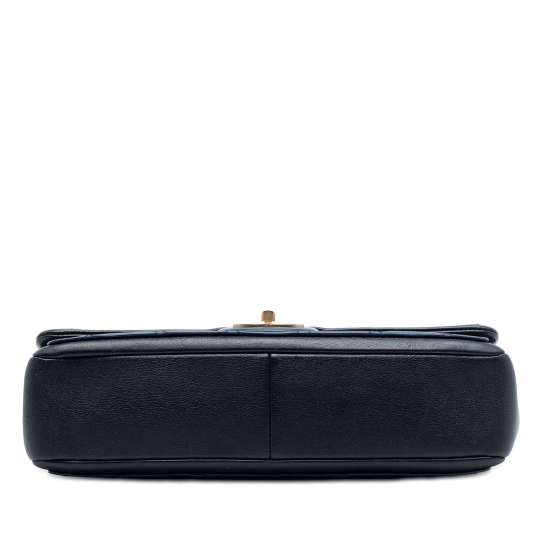 Chanel Medium Bicolor Cuir de veau Graphic à rabat