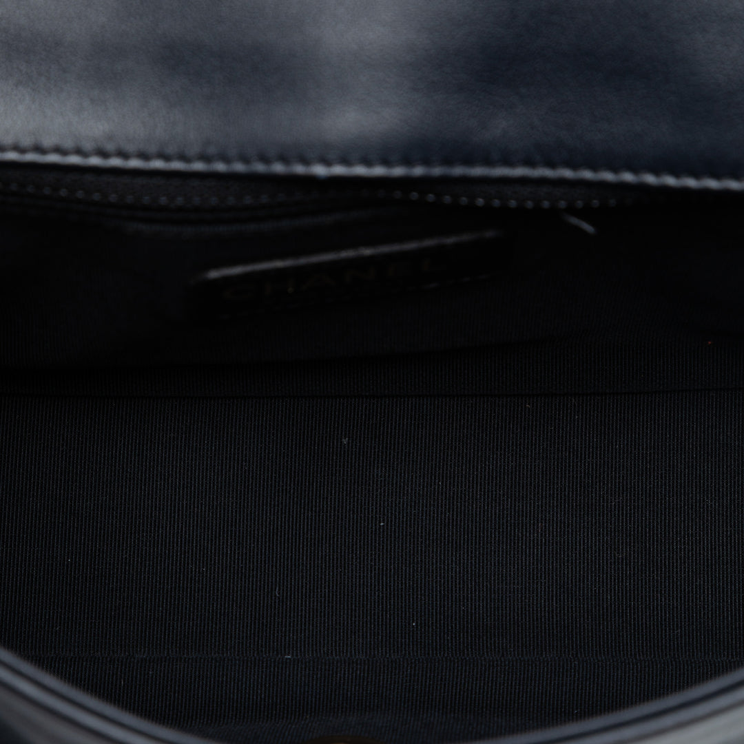 Chanel Medium Bicolor Cuir de veau Graphic à rabat