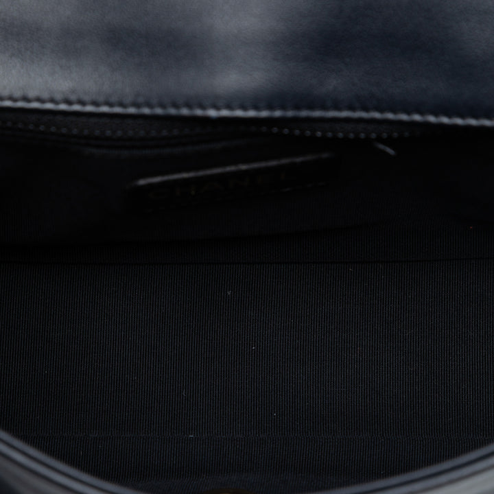 Chanel Medium Bicolor Cuir de veau Graphic à rabat