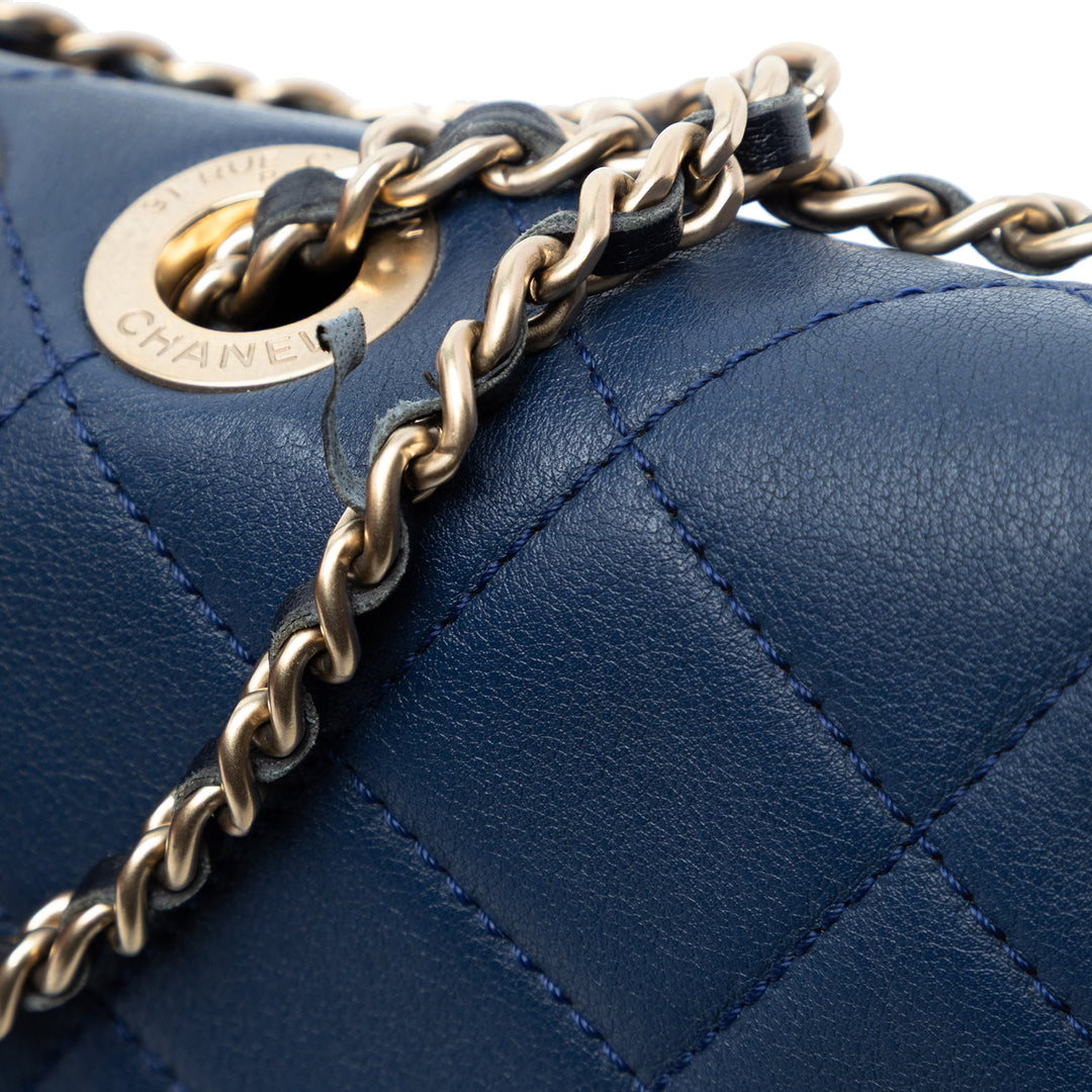 Chanel Medium Bicolor Cuir de veau Graphic à rabat