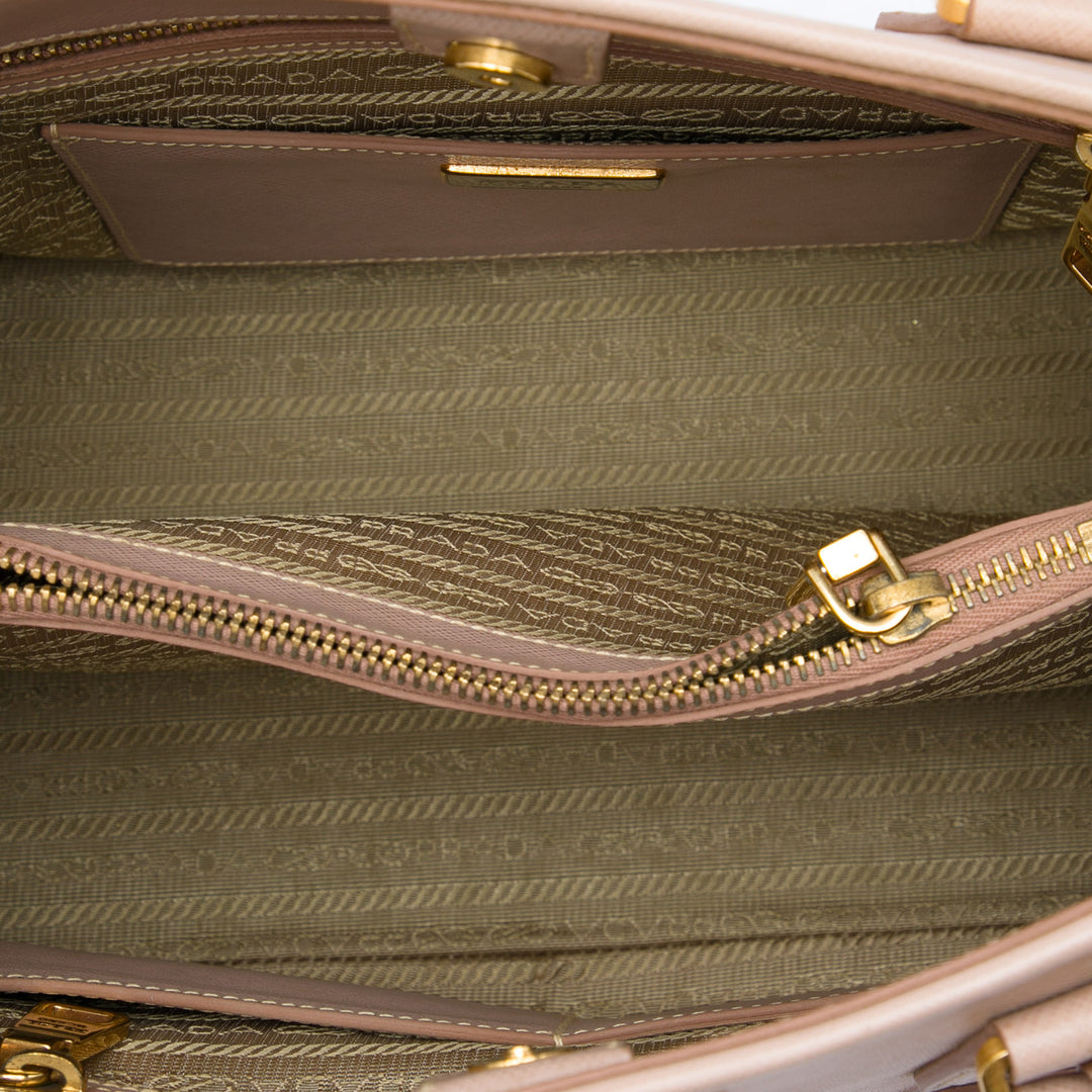 Prada Sac à main Lux Open Promenade Saffiano Grand Rose – vue 4 – GABY PARIS