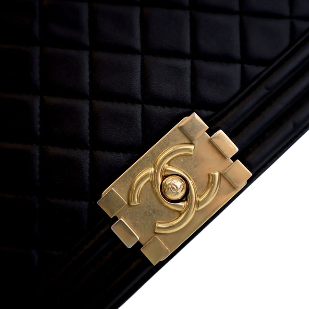 Chanel Old Medium Matelassé Cuir d’agneau Boy à rabat
