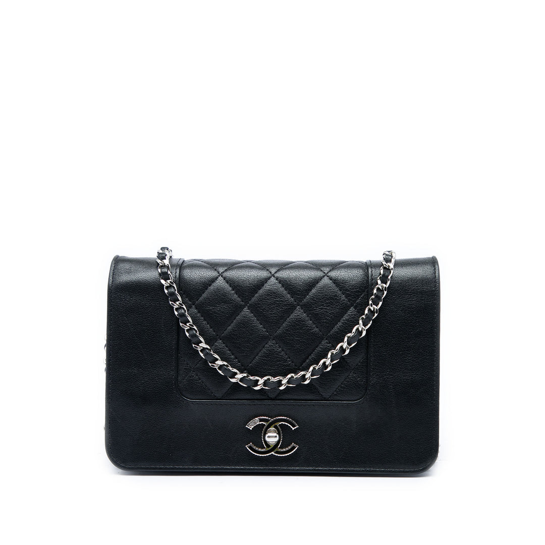 Chanel Matelassé Mademoiselle Wallet on Chain de mouton Noir – vue principale – GABY PARIS