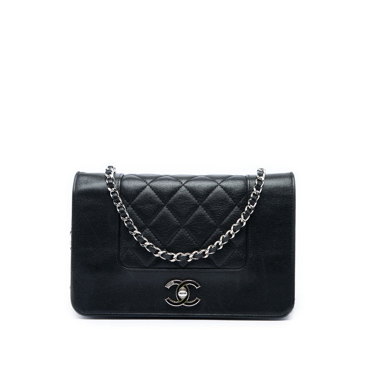 Chanel Matelassé Mademoiselle Wallet on Chain de mouton Noir – vue principale – GABY PARIS