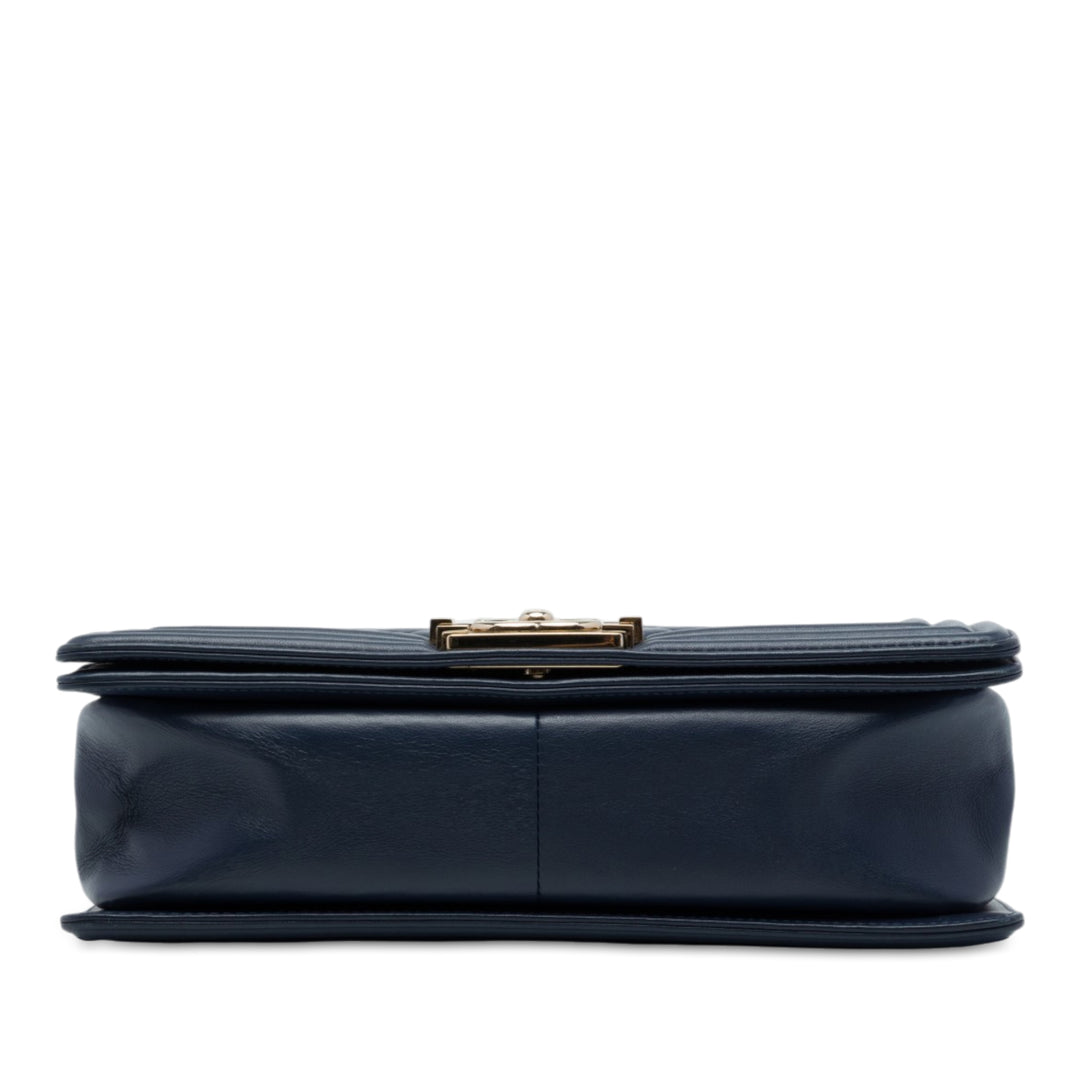 Chanel Matelassé Boy à rabat Moyen Cuir d'agneau Bleu