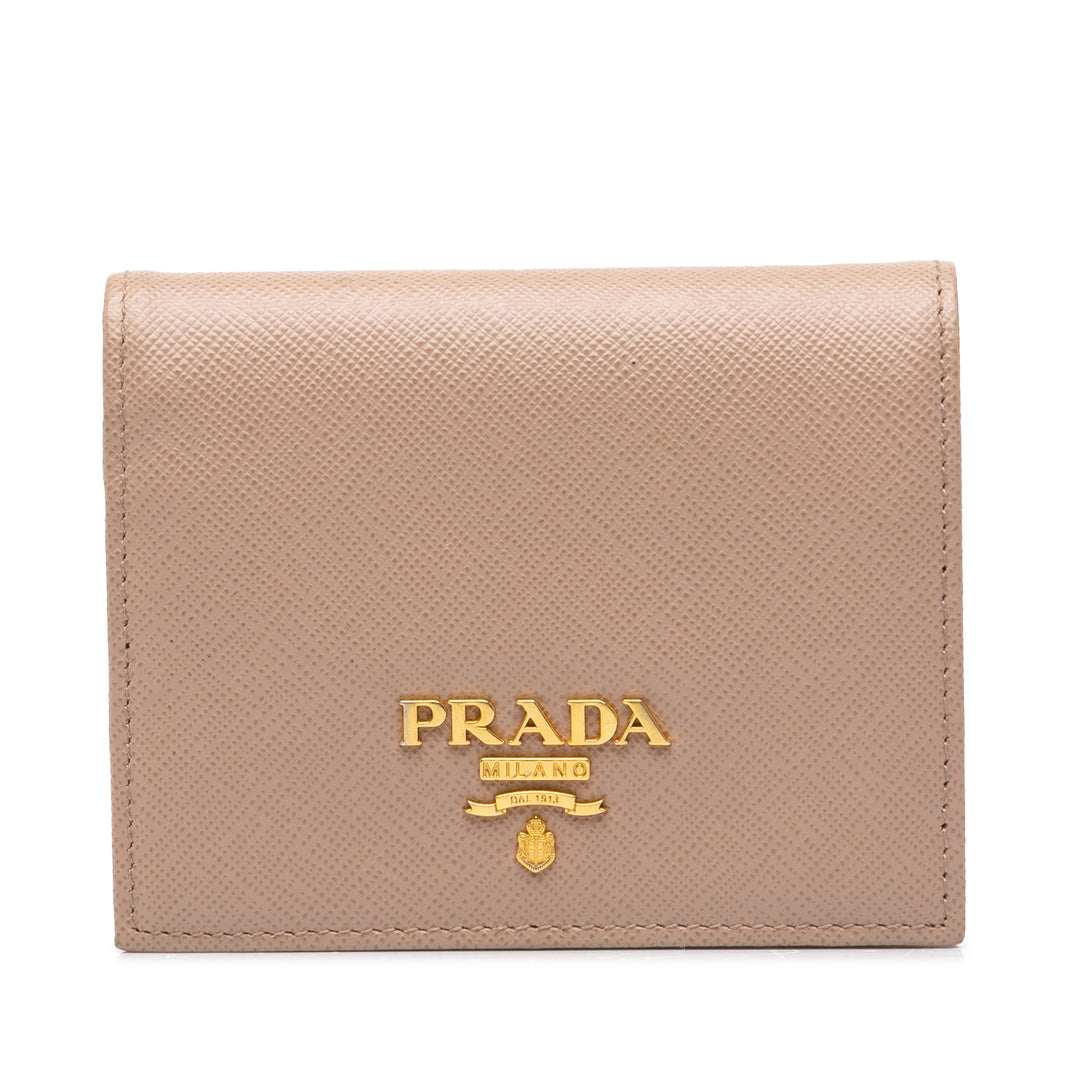 Prada Deux volets Portefeuille Petit Saffiano Marron – vue principale – GABY PARIS