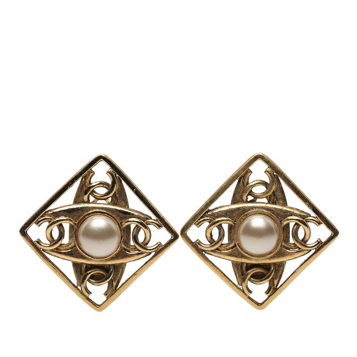 Chanel Doré Plated Faux Pearl CC Diamond Shaped Clip On Boucle d’oreilles Doré