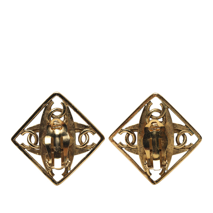 Chanel Doré Plated Faux Pearl CC Diamond Shaped Clip On Boucle d’oreilles Doré