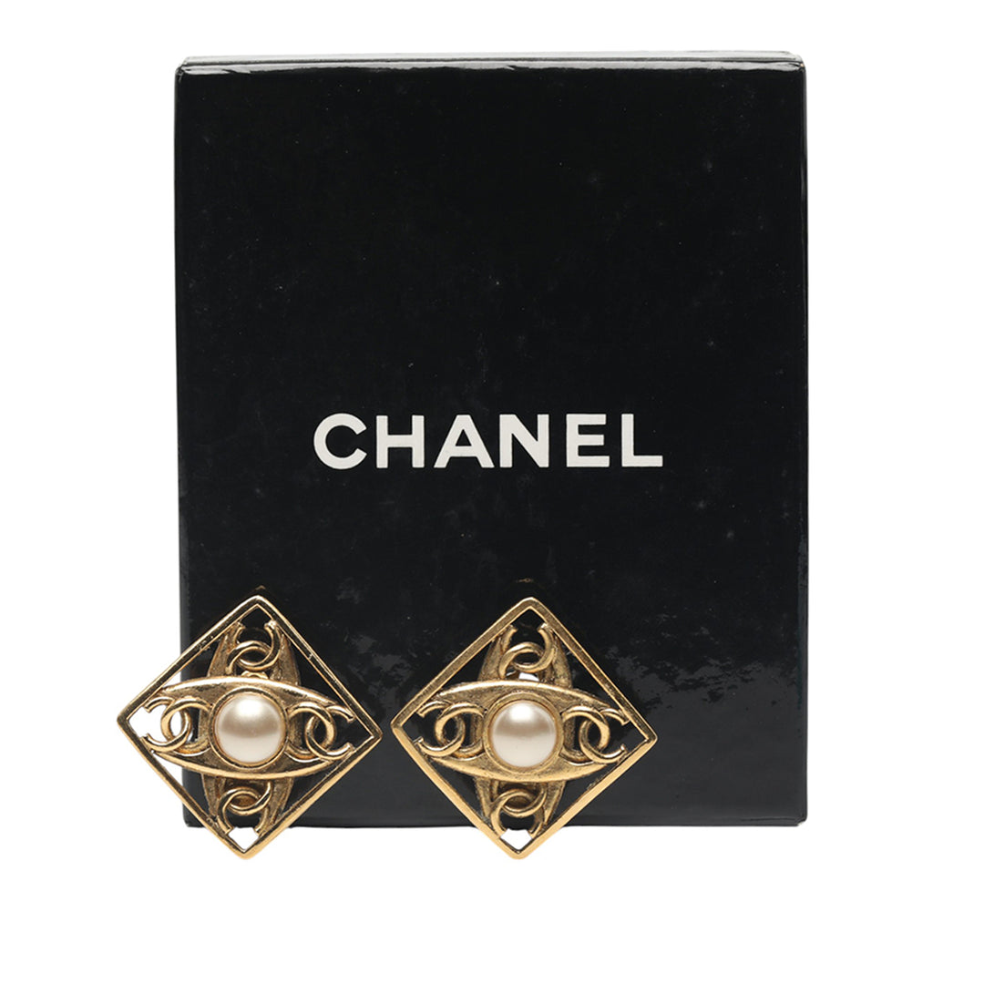 Chanel Doré Plated Faux Pearl CC Diamond Shaped Clip On Boucle d’oreilles Doré