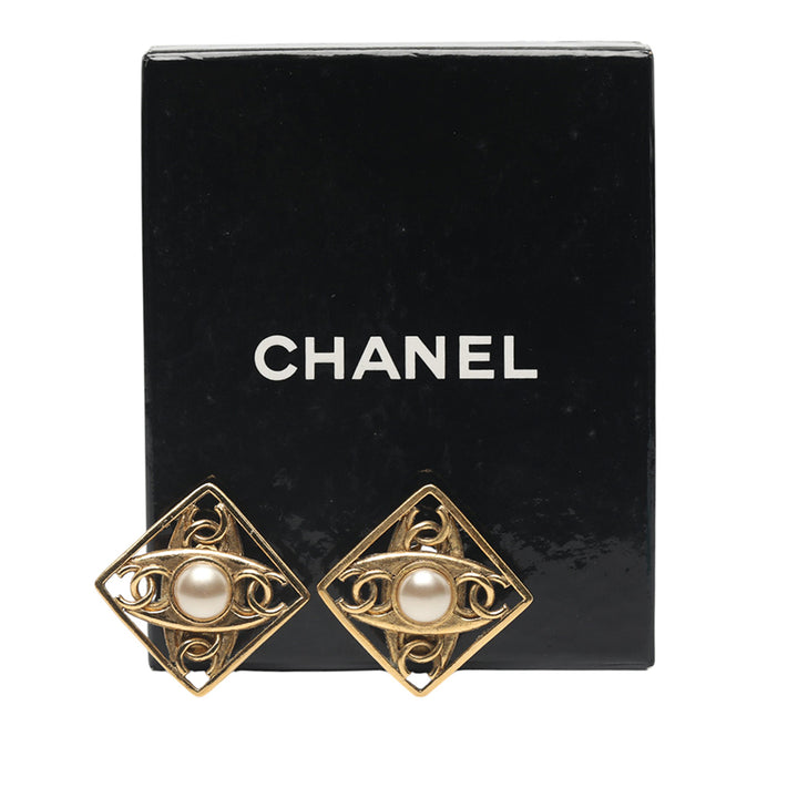 Chanel Doré Plated Faux Pearl CC Diamond Shaped Clip On Boucle d’oreilles Doré