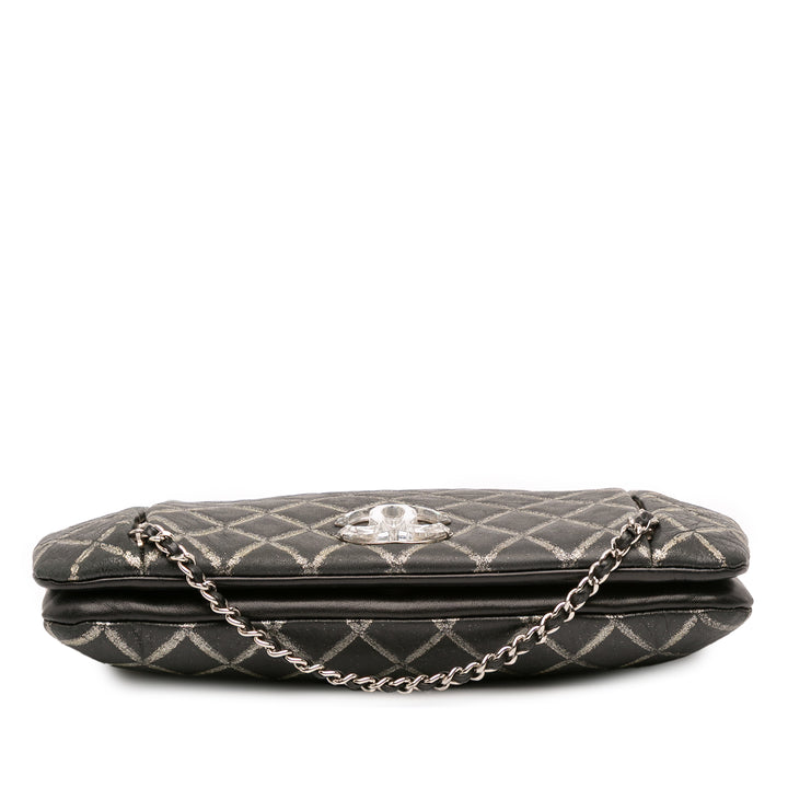 Chanel Quilted Métallisé Distressed Cuir d’agneau CC Crystal Flap Noir