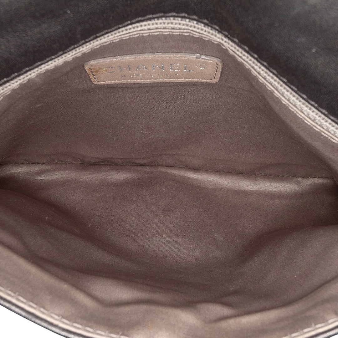 Chanel Quilted Métallisé Distressed Cuir d’agneau CC Crystal Flap Noir