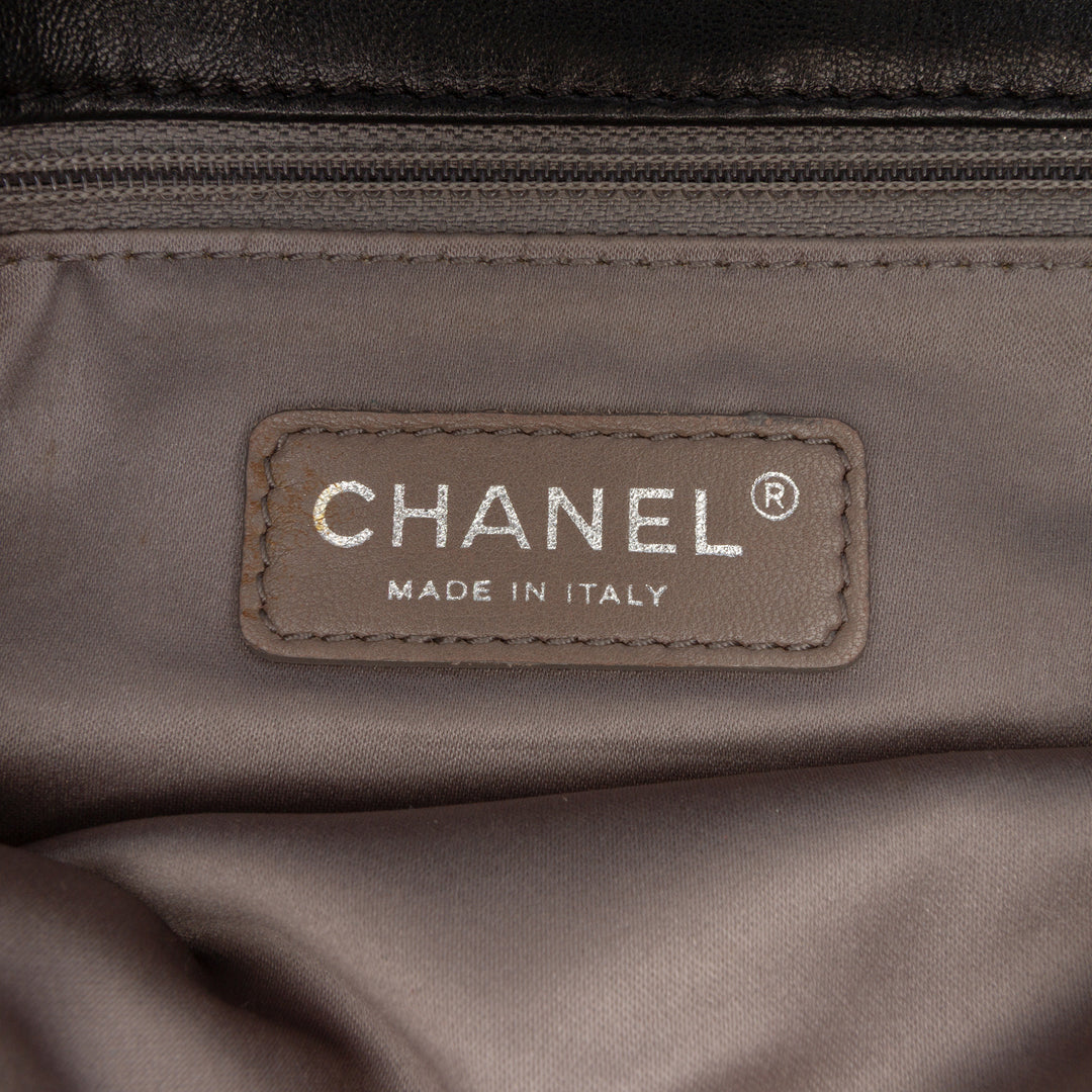 Chanel Quilted Métallisé Distressed Cuir d’agneau CC Crystal Flap Noir