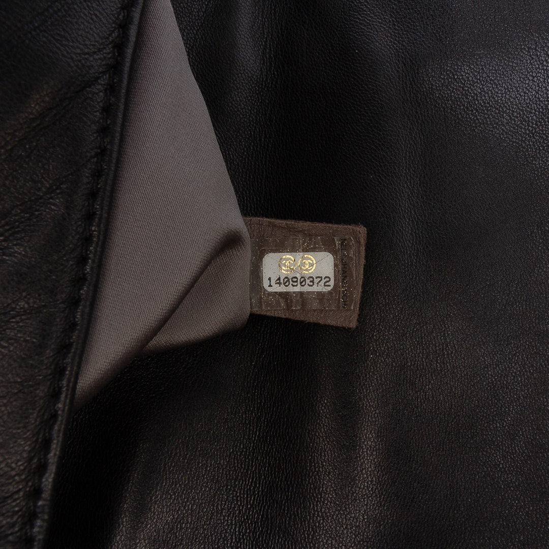 Chanel Quilted Métallisé Distressed Cuir d’agneau CC Crystal Flap Noir