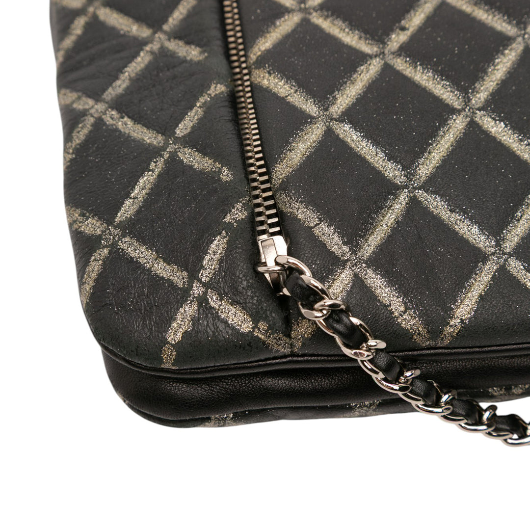 Chanel Quilted Métallisé Distressed Cuir d’agneau CC Crystal Flap Noir