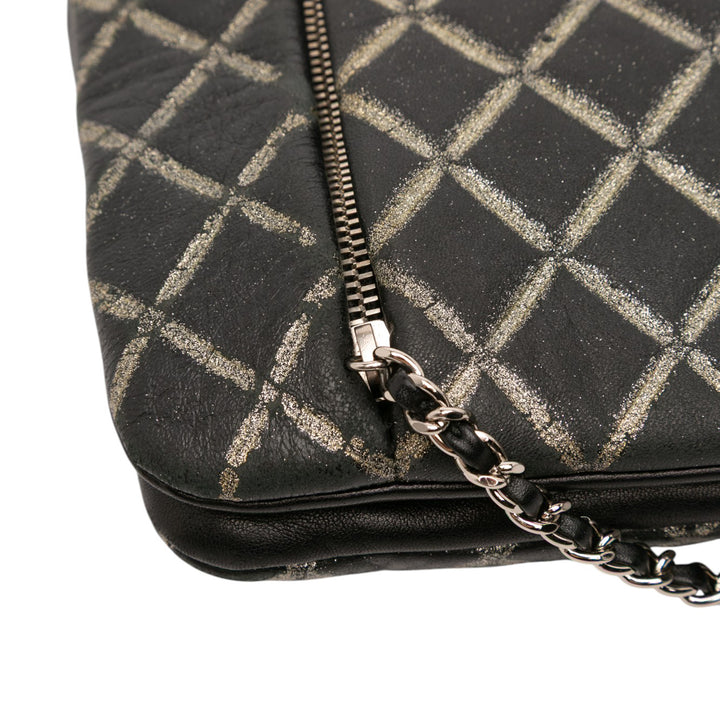 Chanel Quilted Métallisé Distressed Cuir d’agneau CC Crystal Flap Noir
