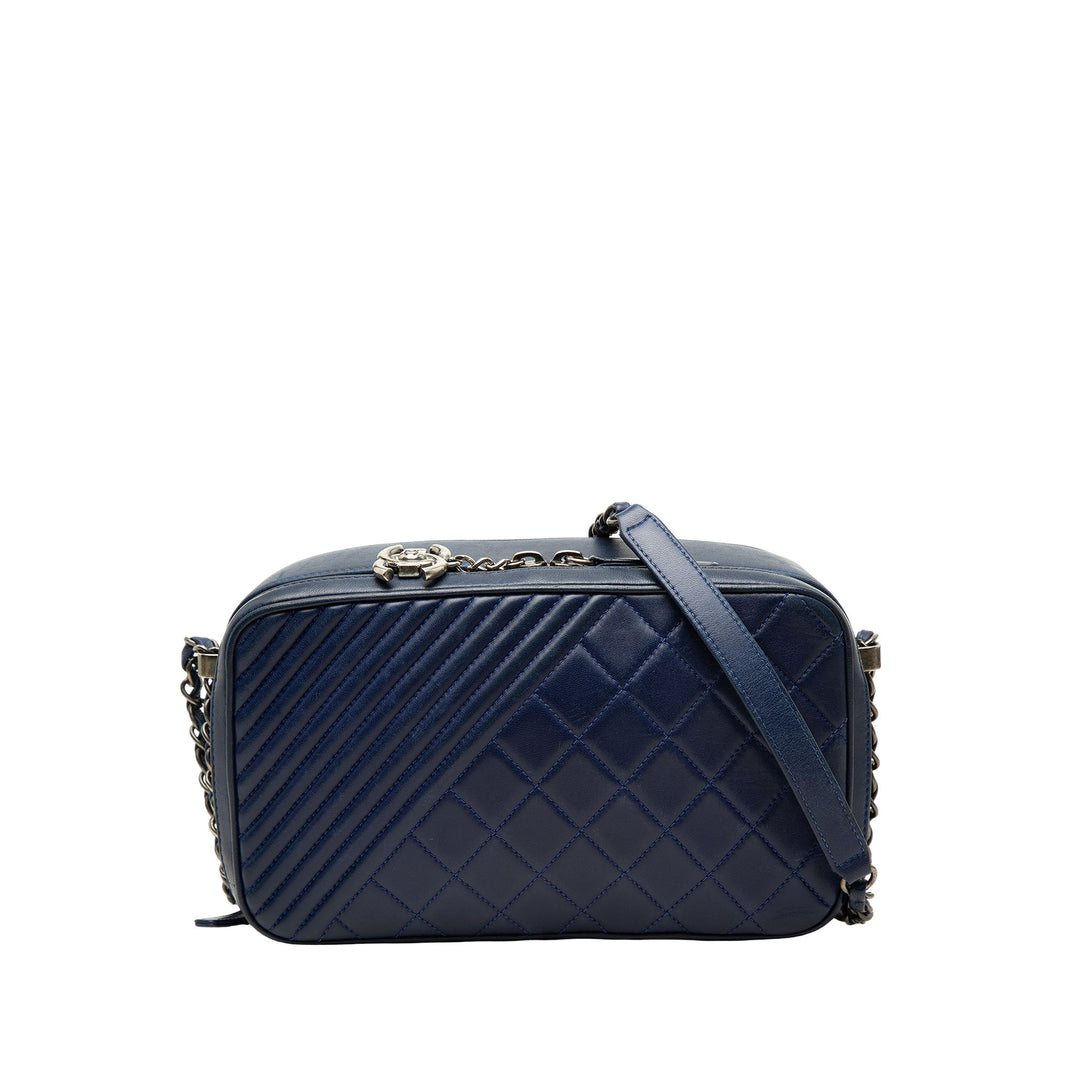 Chanel Sac caméra Matelassé Coco Boy Grand Cuir d'agneau Bleu – vue principale – GABY PARIS
