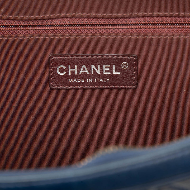 Chanel Sac caméra Matelassé Coco Boy Grand Cuir d'agneau Bleu – vue 5 – GABY PARIS