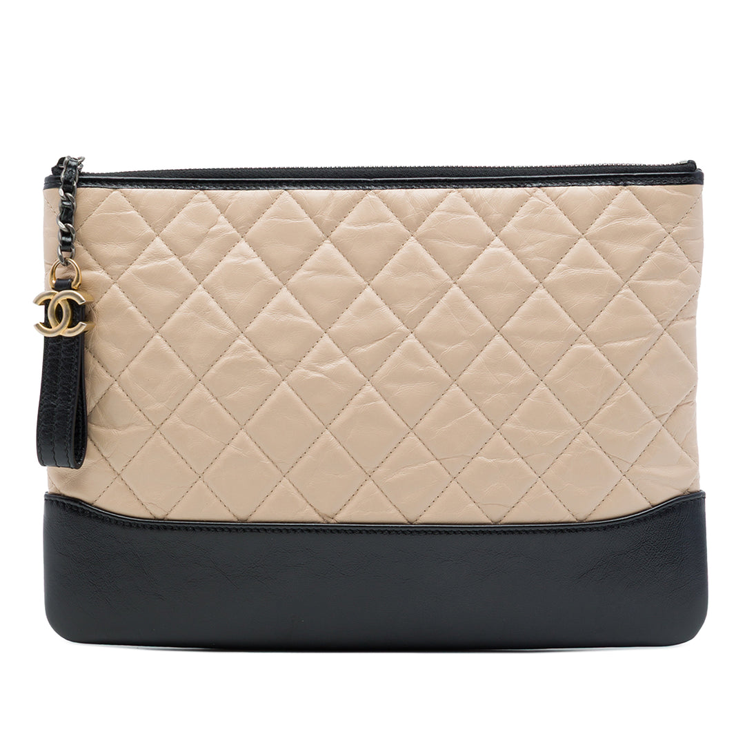 Chanel Bicolore Matelassé vieilli Gabrielle O Étui Pochette Moyen Cuir de veau Noir – vue principale – GABY PARIS