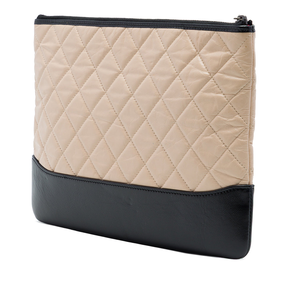 Chanel Bicolore Matelassé vieilli Gabrielle O Étui Pochette Moyen Cuir de veau Noir – vue 2 – GABY PARIS