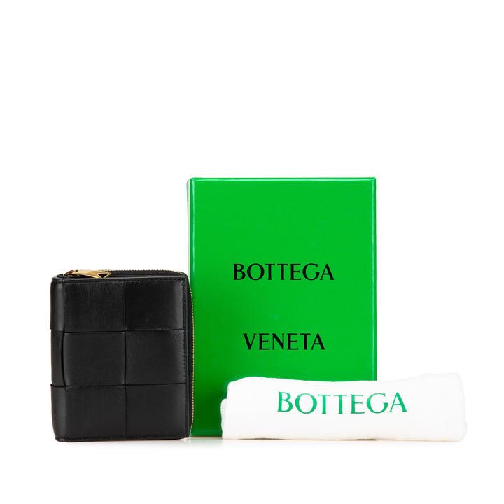 Bottega Veneta Cuir d’agneau Maxi Intreccio Cassette Bifold Zip Portefeuille