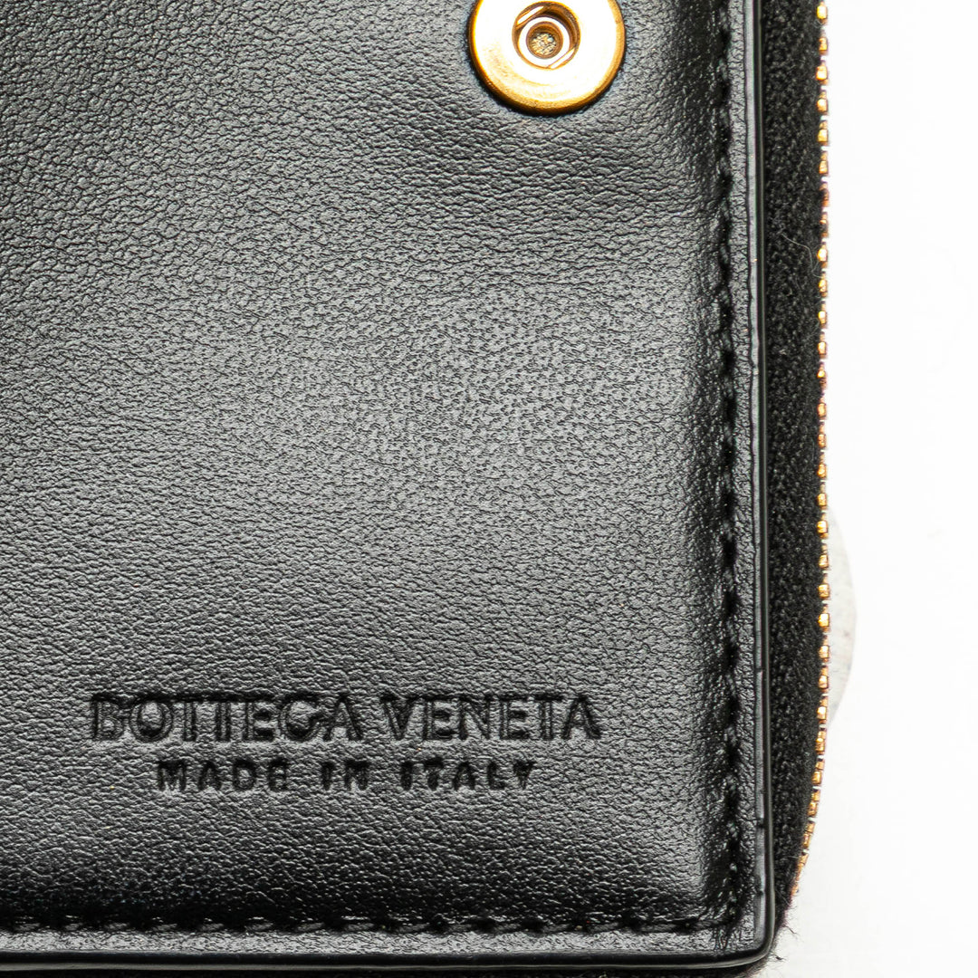 Bottega Veneta Cuir d’agneau Maxi Intreccio Cassette Bifold Zip Portefeuille