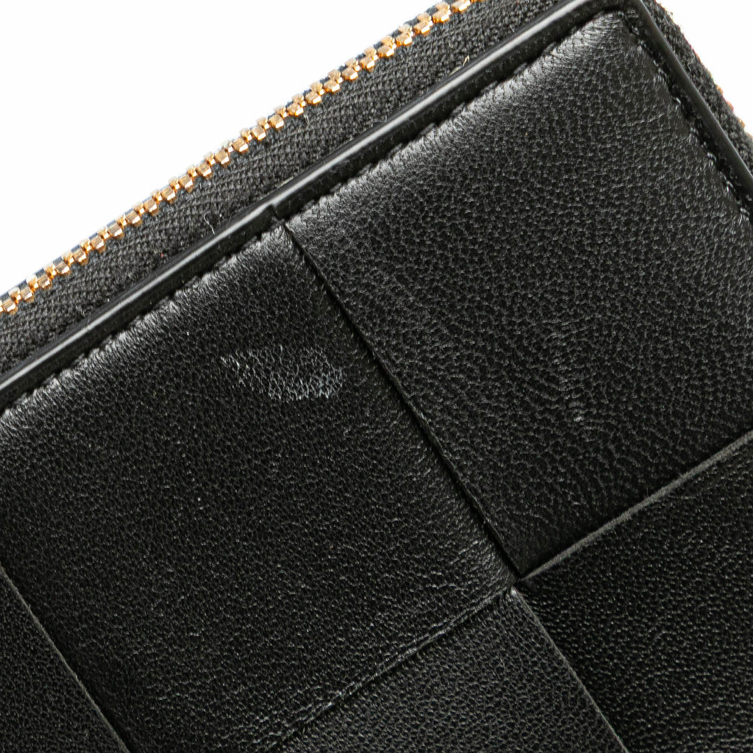 Bottega Veneta Cuir d’agneau Maxi Intreccio Cassette Bifold Zip Portefeuille