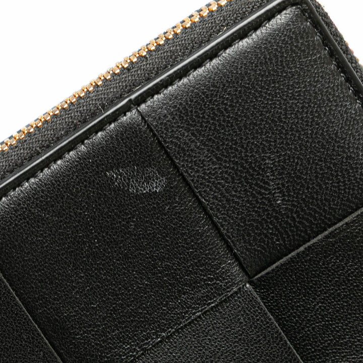 Bottega Veneta Cuir d’agneau Maxi Intreccio Cassette Bifold Zip Portefeuille