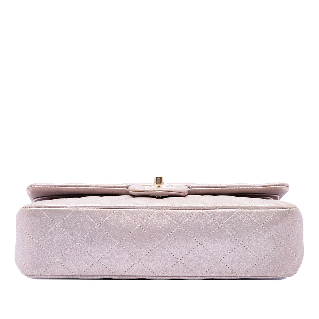 Chanel Classic Irisé Double rabat Moyen Cuir d'agneau Rose – vue 3 – GABY PARIS
