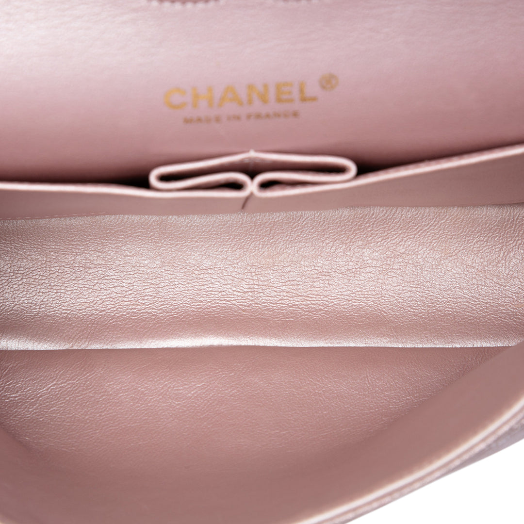Chanel Classic Irisé Double rabat Moyen Cuir d'agneau Rose – vue 4 – GABY PARIS