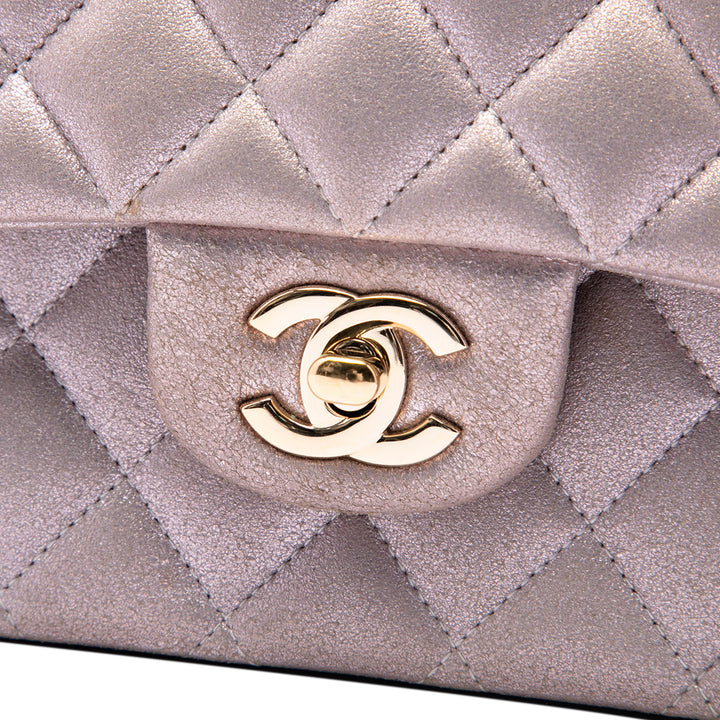 Chanel Classic Irisé Double rabat Moyen Cuir d'agneau Rose – vue 5 – GABY PARIS