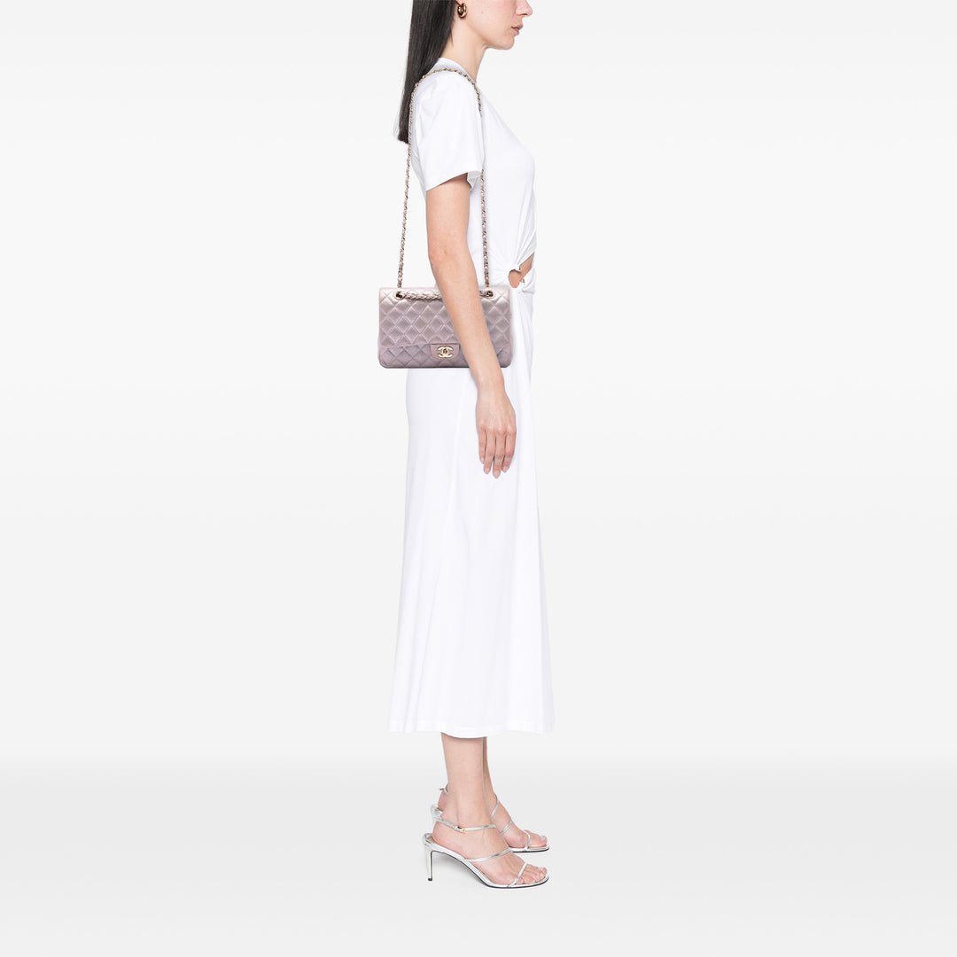 Chanel Classic Irisé Double rabat Moyen Cuir d'agneau Rose – vue 6 – GABY PARIS