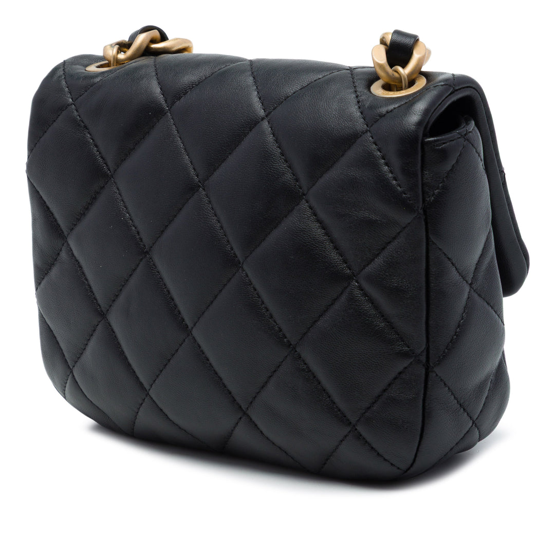 Chanel Sac bandoulière Matelassé Lacquered Chaîne à rabat Mini Cuir d'agneau Noir – vue 2 – GABY PARIS