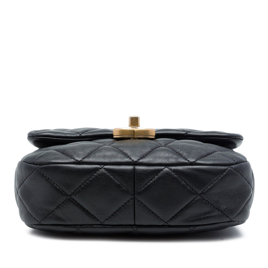 Chanel Sac bandoulière Matelassé Lacquered Chaîne à rabat Mini Cuir d'agneau Noir – vue 3 – GABY PARIS