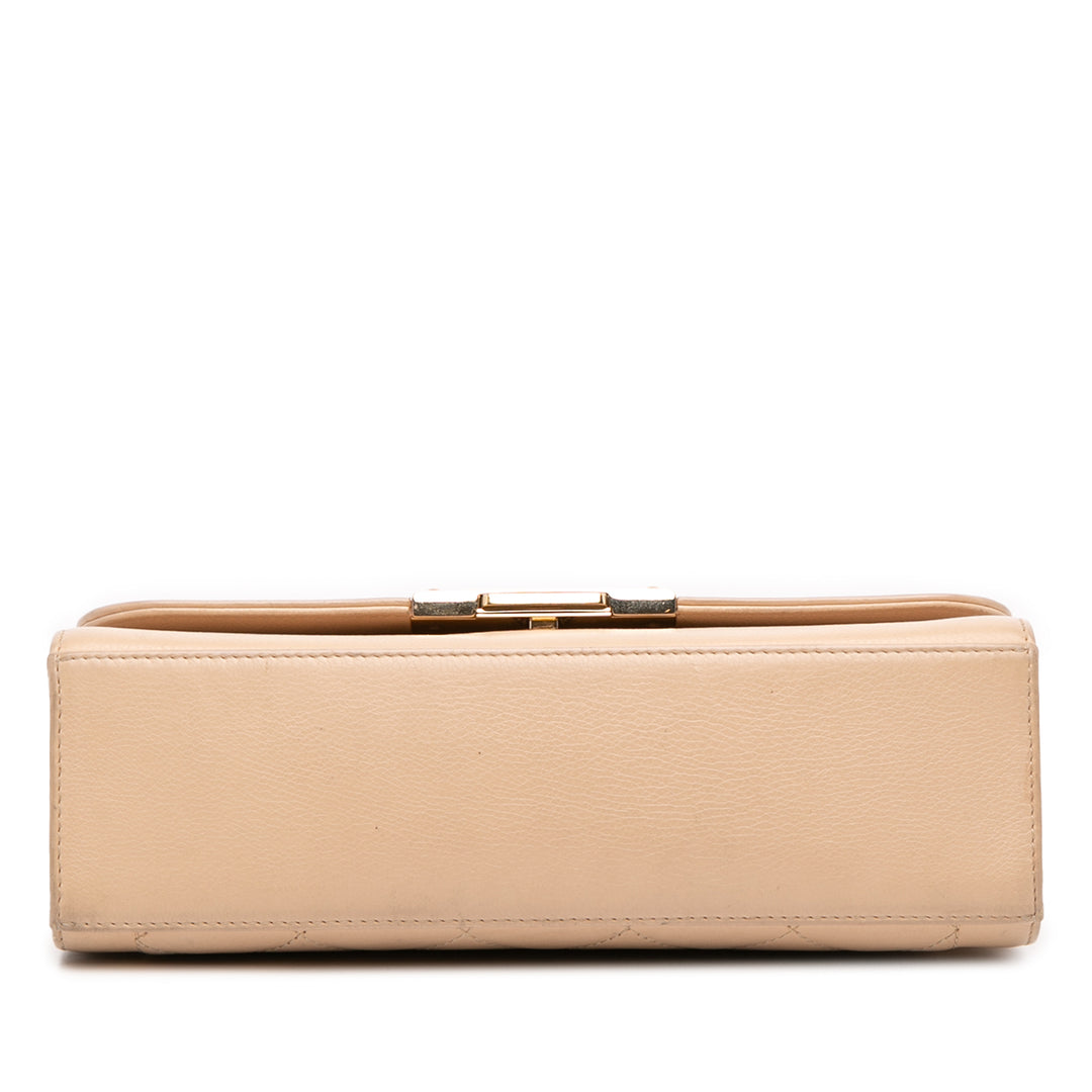 Chanel Medium Quilted Cuir de veau Label Click Flap Marron – GABY PARIS Authentique