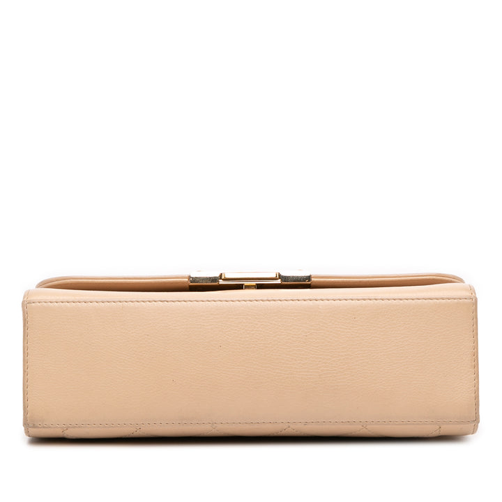 Chanel Medium Quilted Cuir de veau Label Click Flap Marron – GABY PARIS Authentique