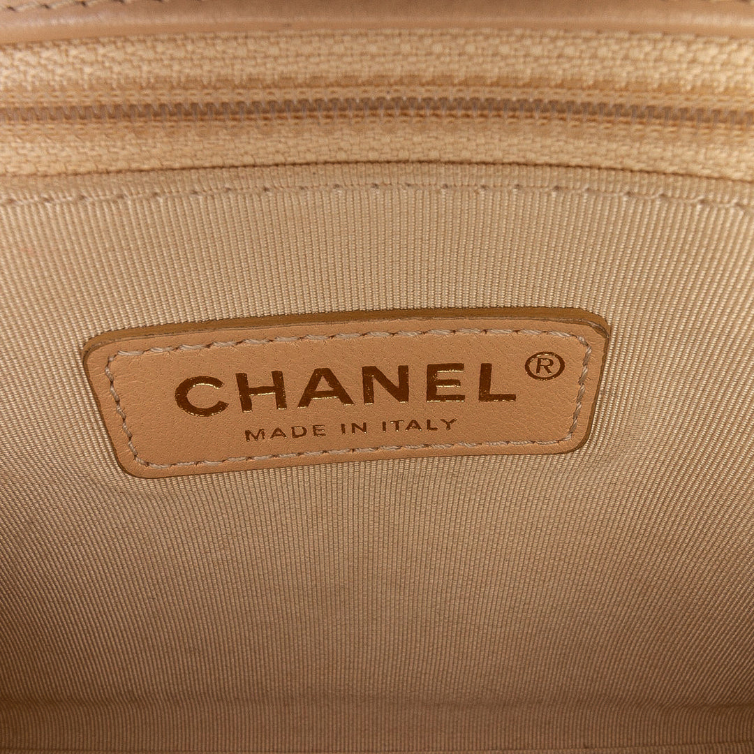 Chanel Medium Matelassé Cuir de veau Label Click à rabat