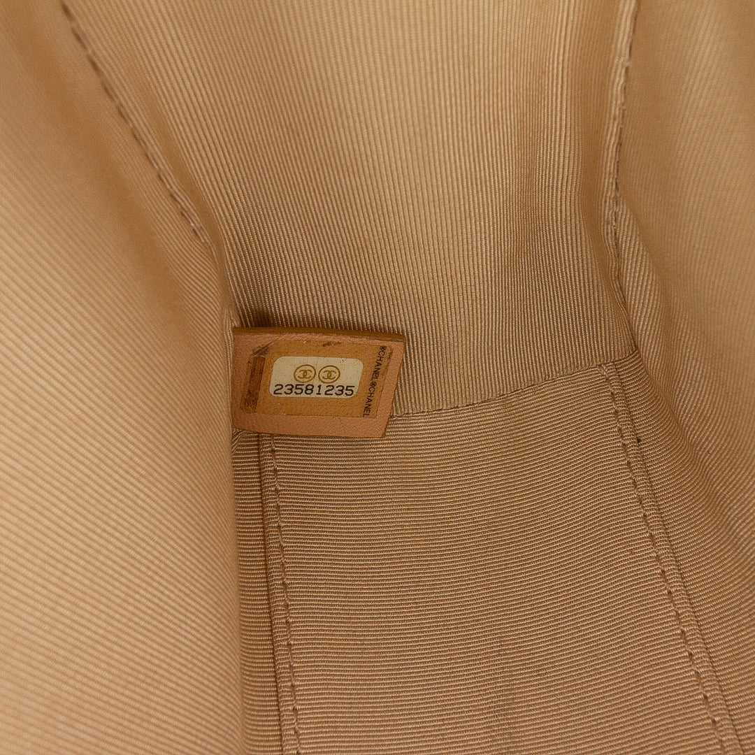 Chanel Medium Matelassé Cuir de veau Label Click à rabat