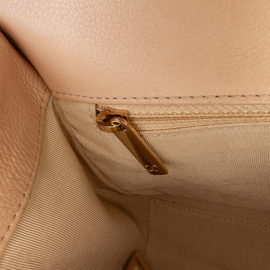 Chanel Medium Quilted Cuir de veau Label Click Flap Marron – GABY PARIS Authentique
