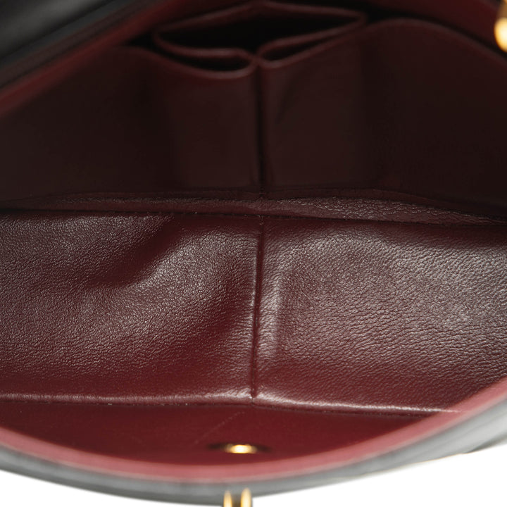 Chanel Square Quilted Cuir d’agneau Simple rabat Noir