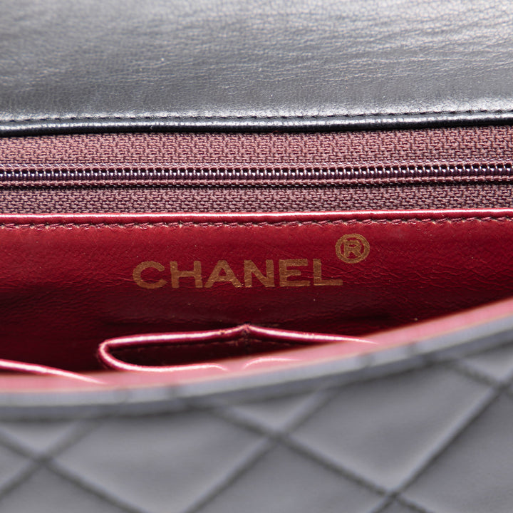 Chanel Square Quilted Cuir d’agneau Simple rabat Noir