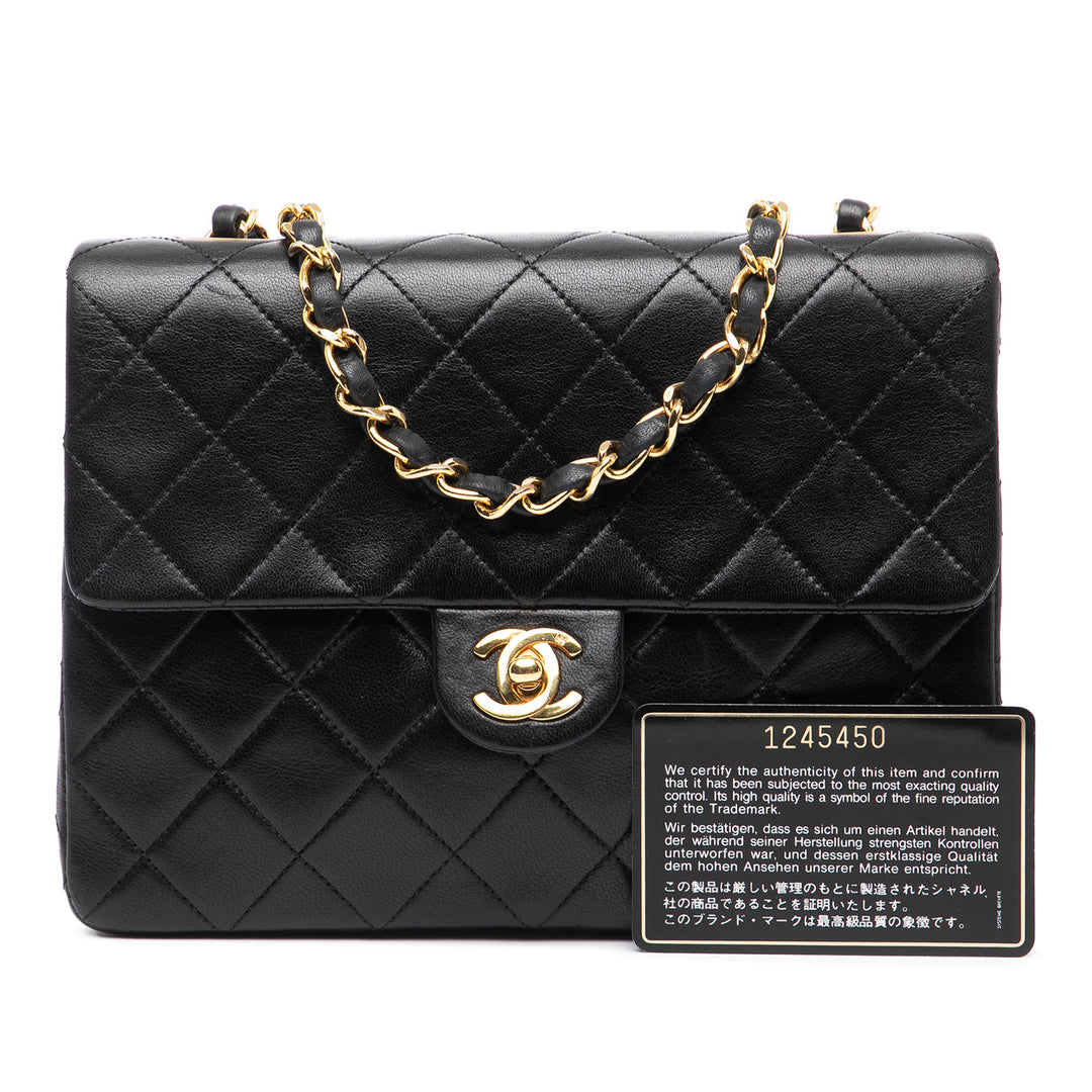 Chanel Square Quilted Cuir d’agneau Simple rabat Noir