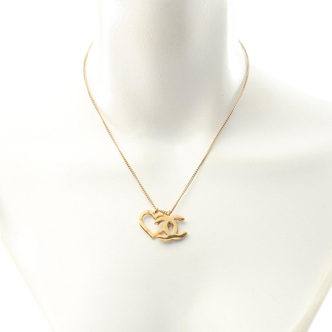Chanel CC plaqué Heart Pendant Collier
