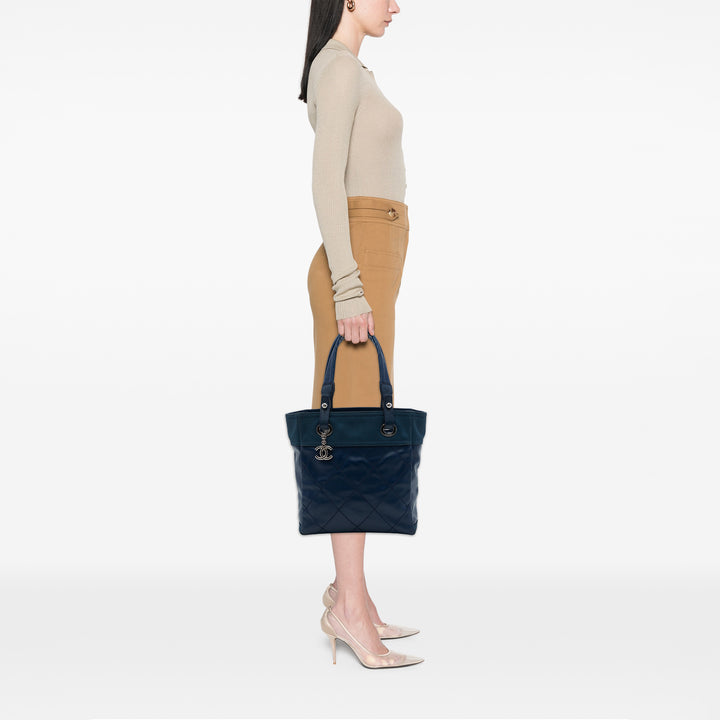 Chanel Matelassé Paris Biarritz Cabas Petit Toile enduite Bleu – vue 6 – GABY PARIS