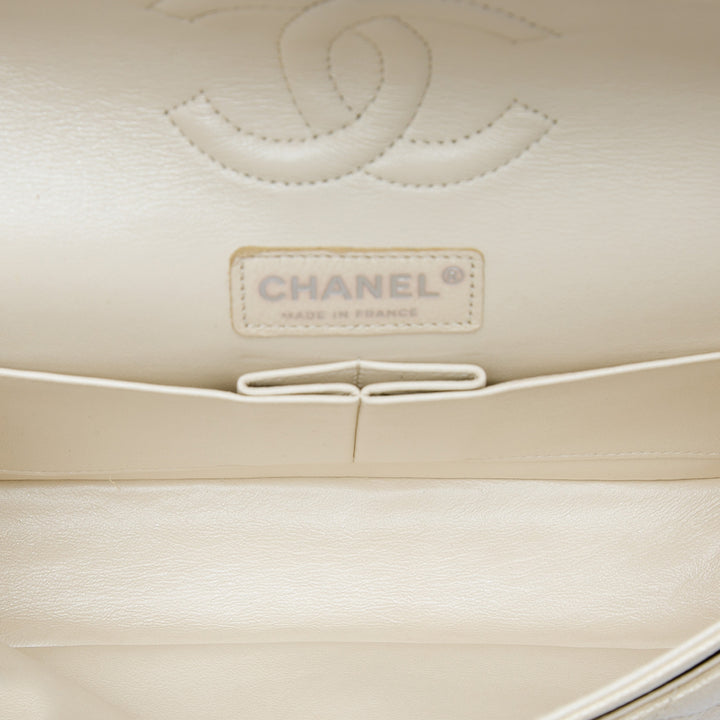 Classic Irisé Double rabat Moyen Cuir caviar Blanc