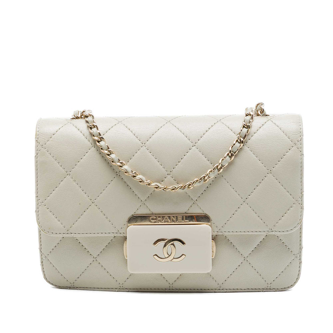 Chanel Beauty Lock à rabat Mini de mouton Blanc – vue principale – GABY PARIS