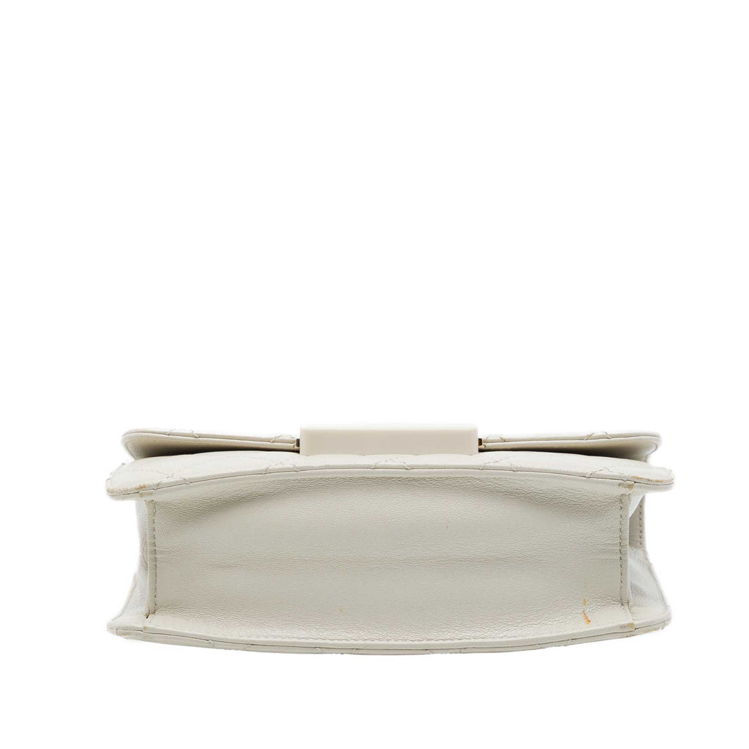 Chanel Beauty Lock à rabat Mini de mouton Blanc – vue 3 – GABY PARIS
