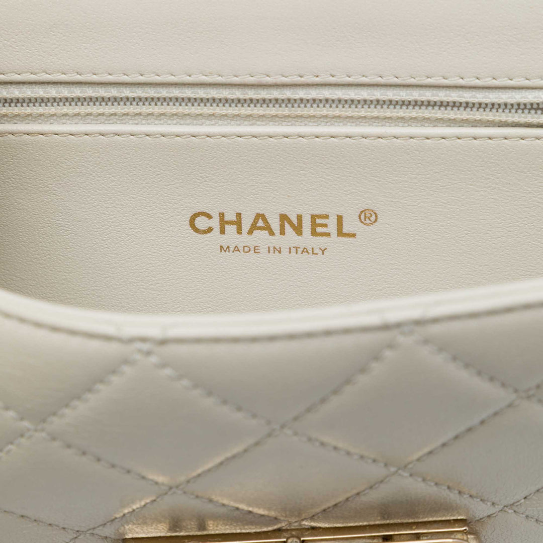 Chanel Beauty Lock à rabat Mini de mouton Blanc – vue 5 – GABY PARIS