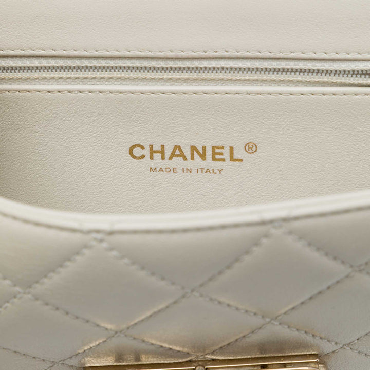Chanel Beauty Lock à rabat Mini de mouton Blanc – vue 5 – GABY PARIS
