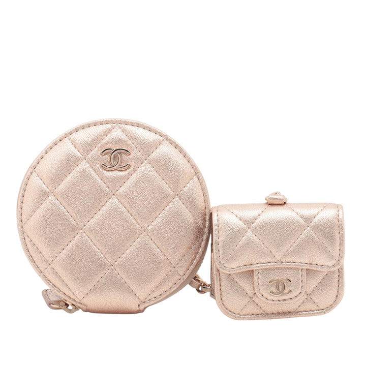 Chanel CC Quilted Métallisé Cuir d’agneau Coin Pochette and AirPods Pro Étui Rose